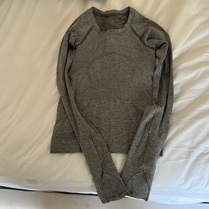 Hii!! I’m selling a Lululemon swiftly 2.0 inch gray!